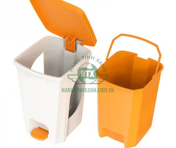 Phơi thùng rác nhựa dưới ánh nắng mặt trời nhẹ để chúng mau khô.