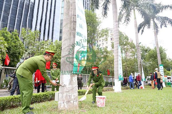 Vận đông tham gia thu gom rác