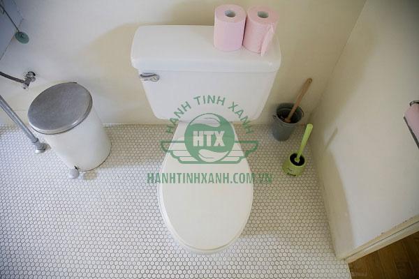 Sử dụng thùng rác đặt cạnh bồn cầu