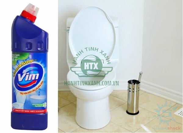 Sử dụng chất tẩy rửa để về sinh bồn cầu