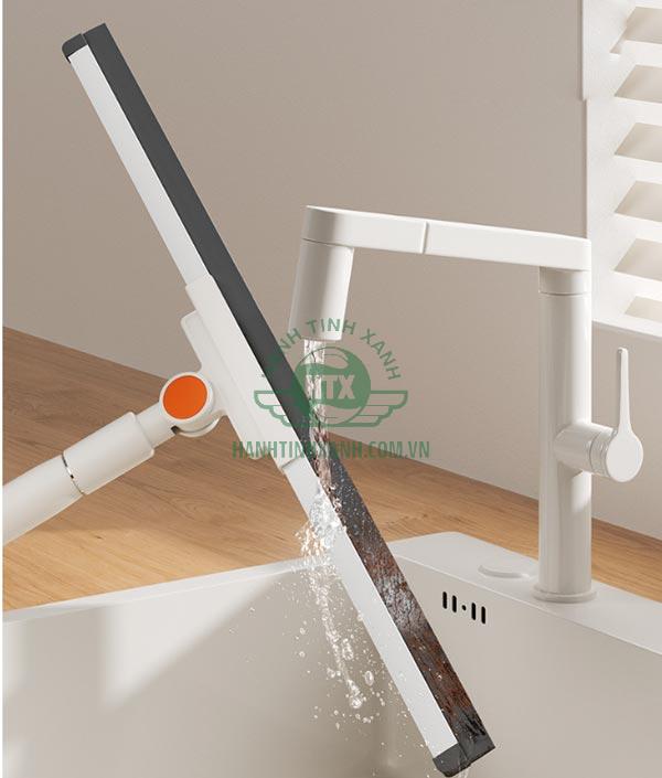 Vệ sinh kỹ lưỡi gạt sàn tránh bụi bẩn