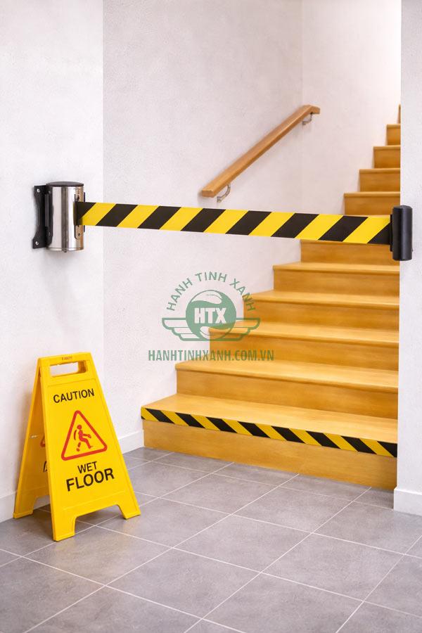 Cột chắn gắn tường tạo thành rào chắn tạm thời hữu ích