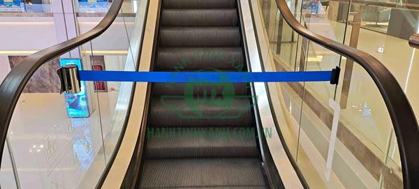 Cột chắn dây căng gắn tường tạo hàng rào tại thang máy TTTM