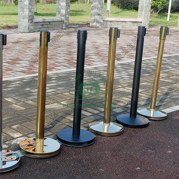 Cột chắn inox trong nước có ưu điểm là giá phải chăng