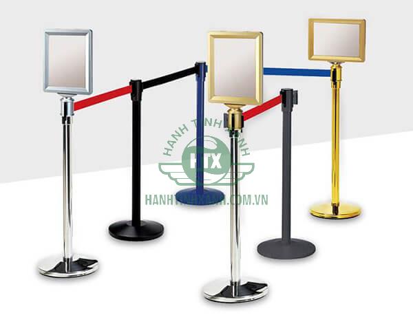 Cột chắn inox gắn thêm biển báo