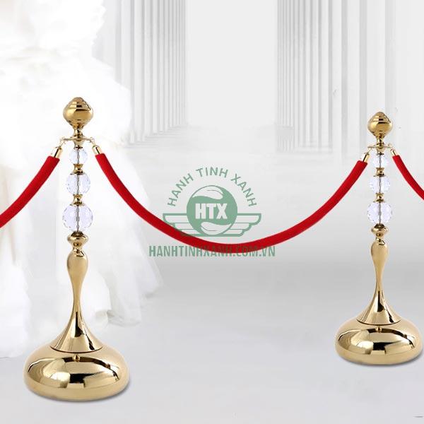 Cột chắn dây nhung màu đỏ luông có vẻ ngoài sang trọng