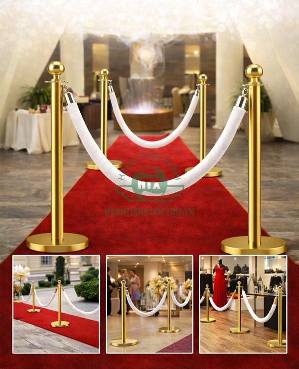 Cột chắn dây nhung trắng khá là tinh tế