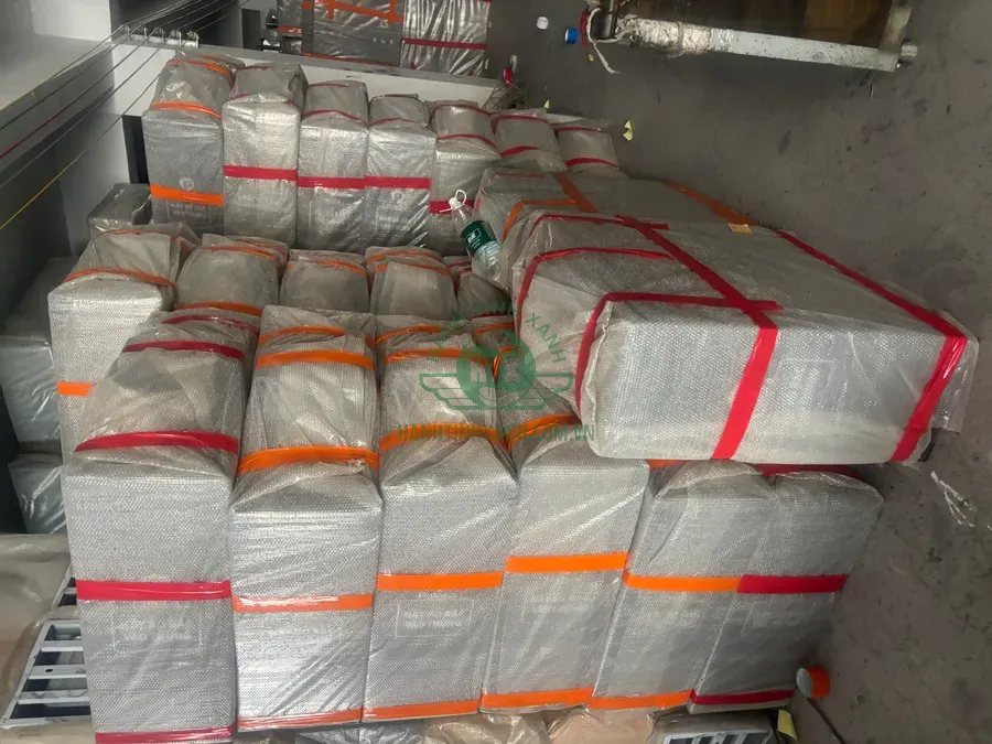 300 thùng rác 2 ngăn có gạt tàn được chuẩn bị tại kho Hành Tinh Xanh
