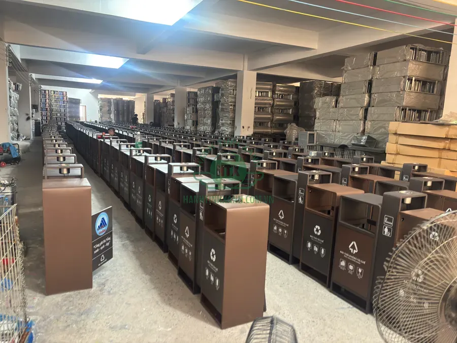 300 thùng rác 2 ngăn có gạt tàn được chuẩn bị tại kho Hành Tinh Xanh