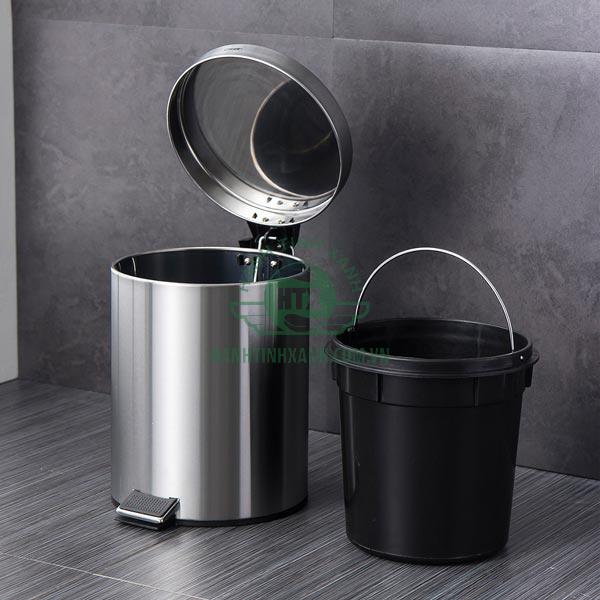 Nên chọn thùng rác inox loại có nắp tránh nước trong nhà tắm