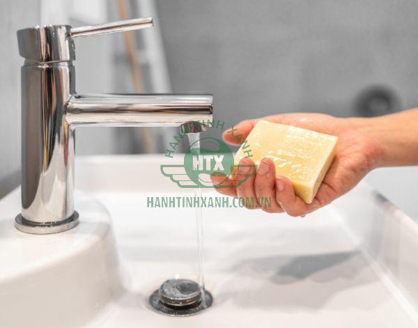 Xà phòng cũng nhanh làm sạch tay nhưng dễ bị nhũn khi tiếp xúc với nước