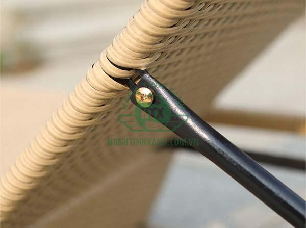 Điểm chốt vít chắc chắn trên ghế hồ bơi chính hãng