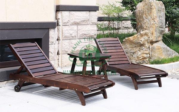 Ghế hồ bơi bằng gỗ rất được ưa chuộng hiện nay