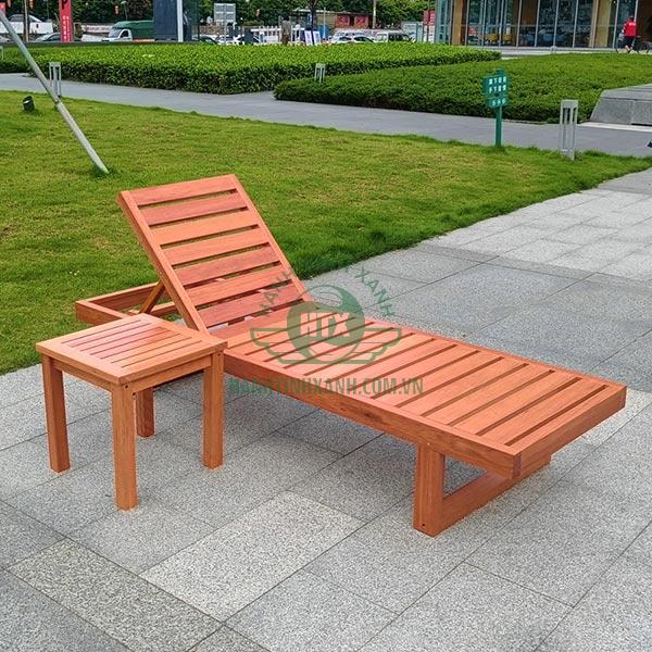 Ghế gỗ mang màu sắc giản dị phù hợp với không gian bể bơi gần gũi thiên nhiên