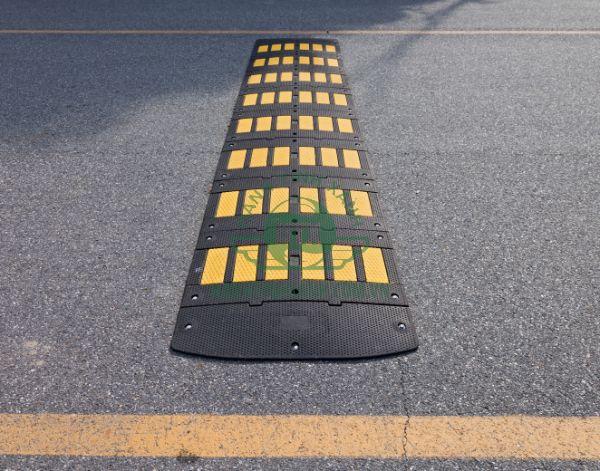 Gờ giảm tốc lắp trên đường giao thông