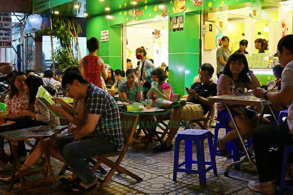 Lối đi lại ở quán vỉa hè rất nhỏ, không đủ để xe đẩy đi qua