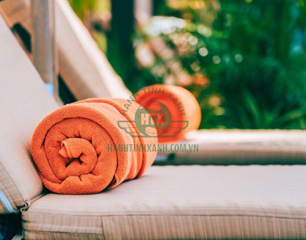 Trang bị thêm nệm ghế và khăn tắm trên ghế