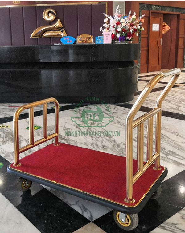 Sử dụng xe đẩy hành lý bằng inox mạ vàng vừa đẹp lại bền
