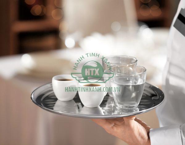 Khay bưng bê bằng inox sáng bóng