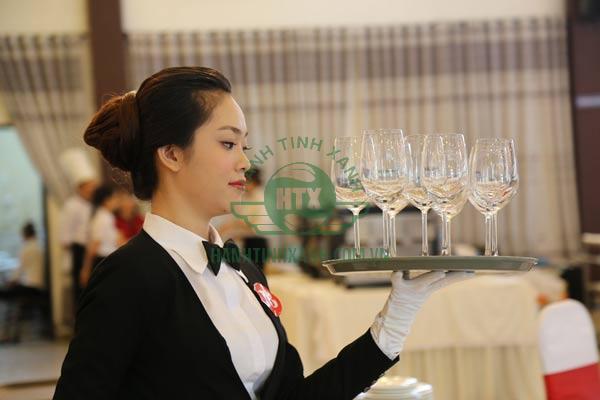 Luôn điềm tĩnh và di chuyển với tốc độ vừa phải khi bê khay đồ ăn