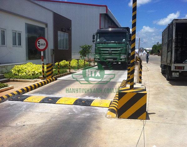 Lắp đặt gờ giảm tốc trong khu công nghiệp là điều nên làm