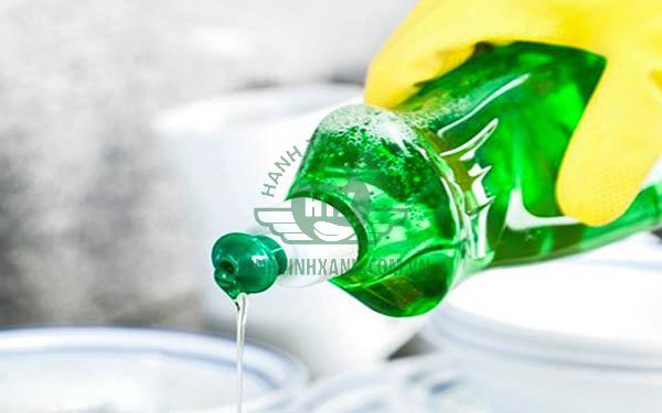 Sử dụng dung dịch tẩy rửa