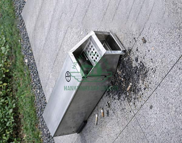 Trụ gạt tàn ngoài trời bị đổ ngã là hiện tượng thường gặp