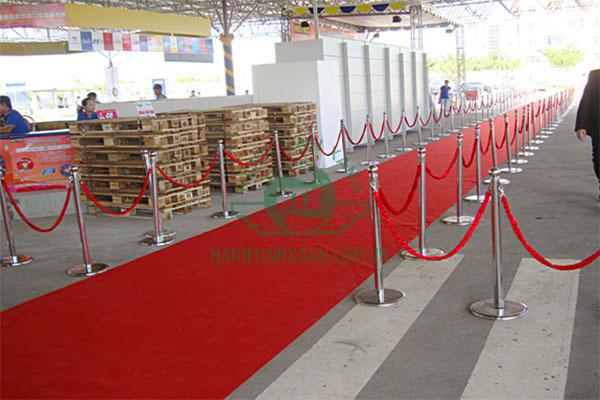 Cột chắn inox dây nhung trùng được dùng tại các sự kiện 