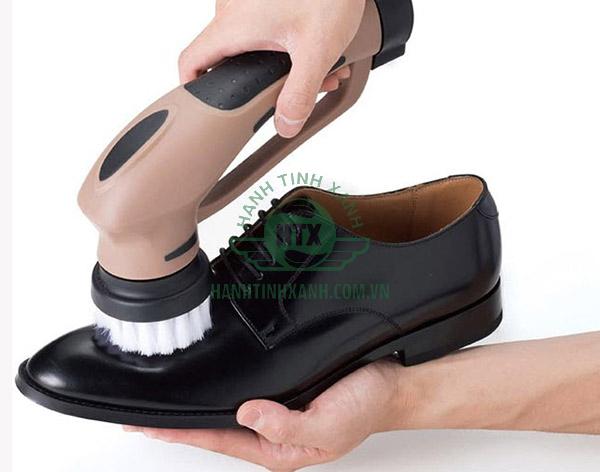 Đánh bóng, làm sạch giày dễ dàng