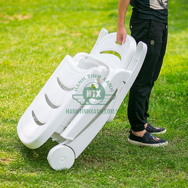 Ghế tắm nắng gấp gọn có trọng lượng nhẹ sẽ dễ dàng di chuyển