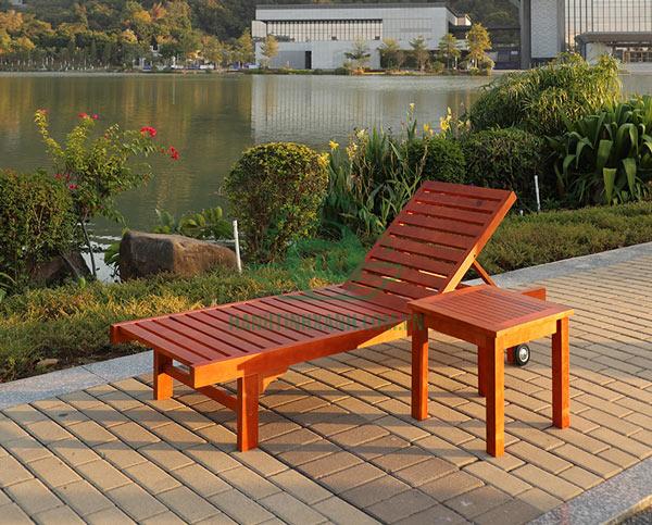 Ghế gỗ hồ bơi rất bền và được mệnh danh là chất liệu tốt