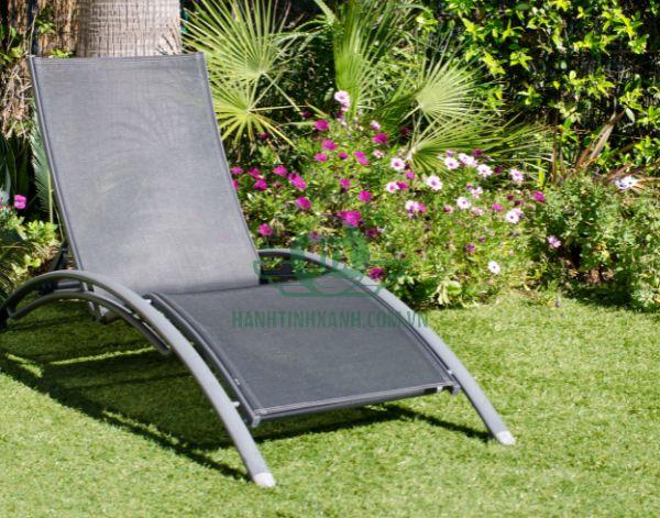 Ghế tắm nắng khung hợp kim mặt lưới rất dễ vệ sinh