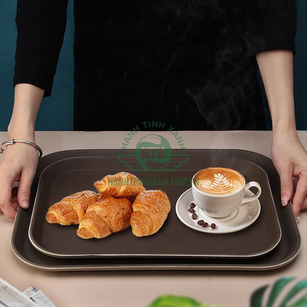 Khay phục vụ chống trượt nhiều kích thước, dễ xếp chồng để bảo quản