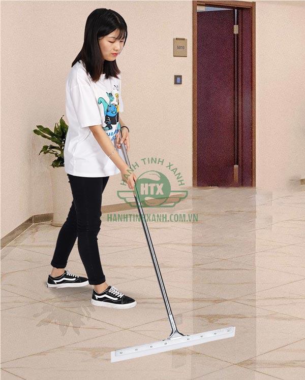 Kiểm tra và thử sử dụng cây gạt sàn