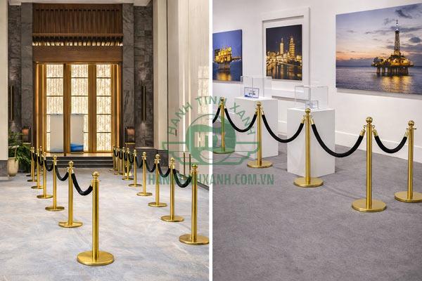 Dây nhung màu đen khiến cột chắn trang nghiêm, lịch sự hơn