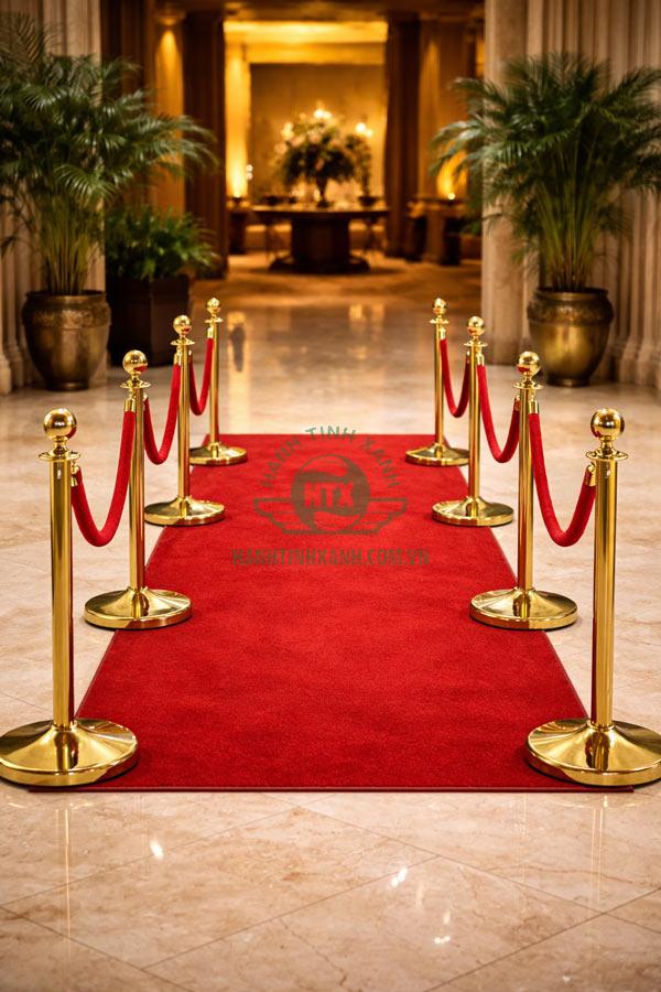 Cột chắn inox dây trùng màu đỏ phù hợp mọi sự kiện