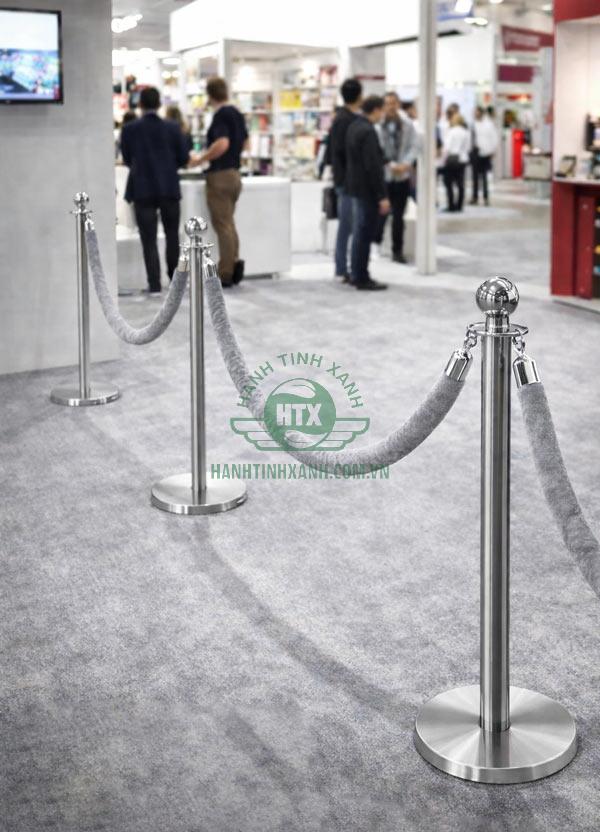 Cột chắn dây nhung xám dùng phân làn khu triển lãm