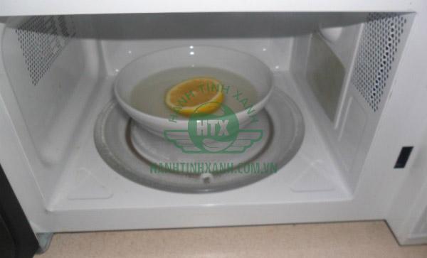 Lò vi sóng sạch thơm với mẹo vệ sinh từ giấm