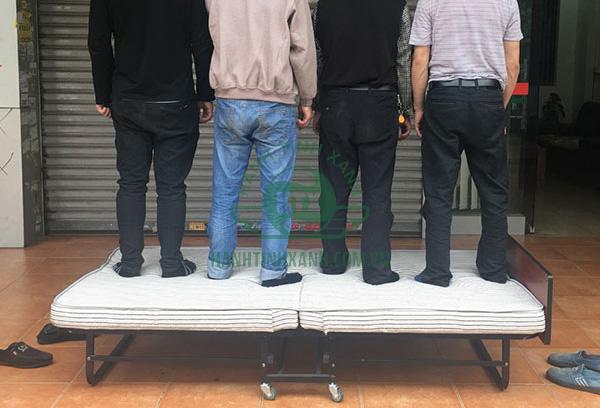 Giường phụ không chịu được trọng lượng của nặng của nhiều người