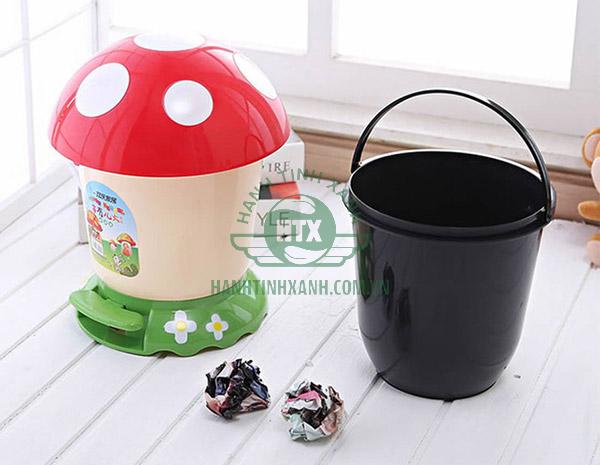 Thùng rác đặt nơi góc phòng - mang kiểu dáng ngộ nghĩnh