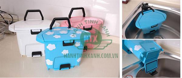 Thùng rác mini đặt ngay bồn rửa bát tiện lợi cho người làm bếp