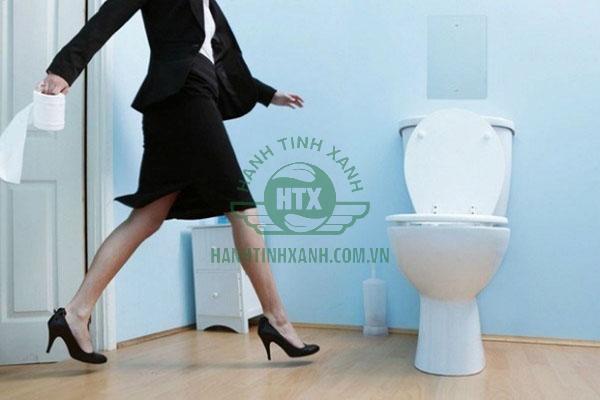 Đi vệ sinh đều đặn mỗi ngày 