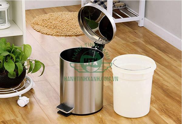 Thùng đựng rác là vật dụng phải có của mỗi nhà.