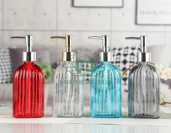 Bình đựng dung dịch nước rửa tay để bàn