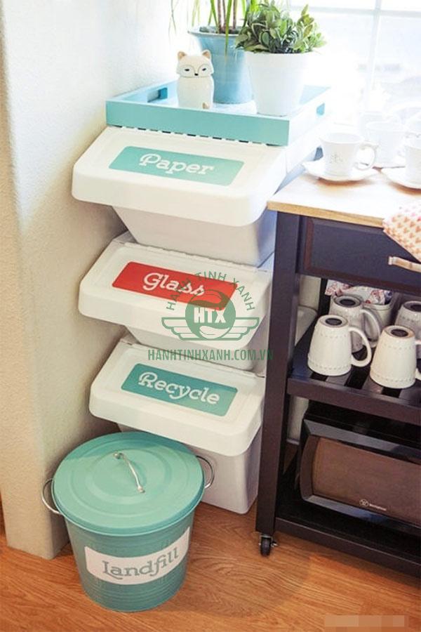 Thùng rác nhiều ngăn, mỗi ngăn chứa một loại rác thải riêng.