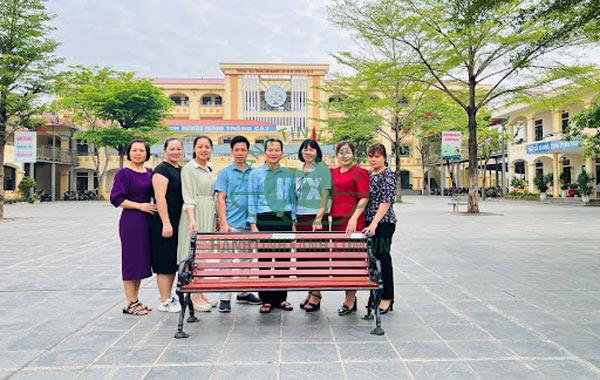 Ghế sân trường - quà tặng có tính hữu ích lớn
