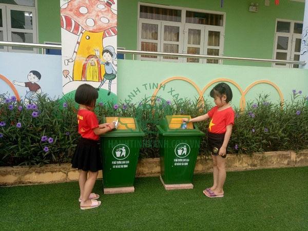 Thùng rác trường học giúp học sinh bảo vệ môi trường