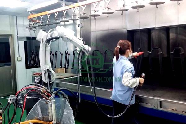 Quá trình phun sơn tạo màu sản phẩm được thực hiện cẩn thận