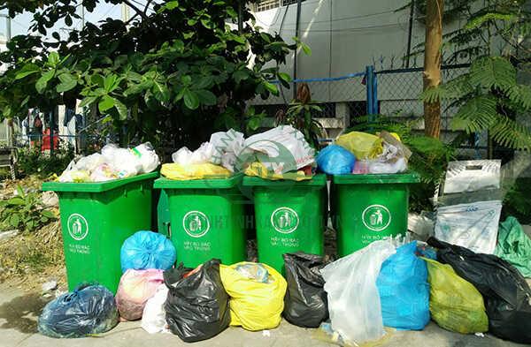 Trang bị đầy đủ số loại và chủng loại thùng rác để giúp việc thu gom hiệu quả hơn