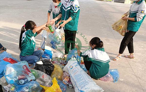 Tổ chức hoạt động thu gom rác thải, vệ sinh trường lớp thường xuyên